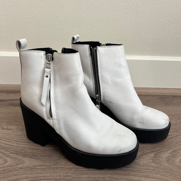 White Steve Madden Heeled Chunky Boot (Size 7.5) - Picture 2 of 4
